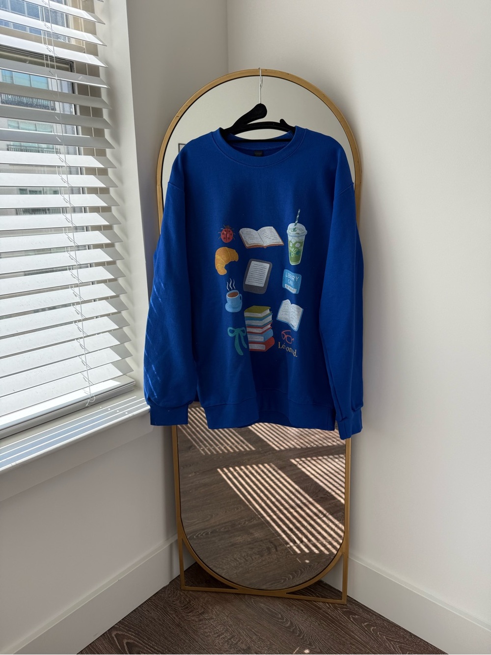 Blue Graphic Crewneck Sweater - Casual women’s Sweatshirt
